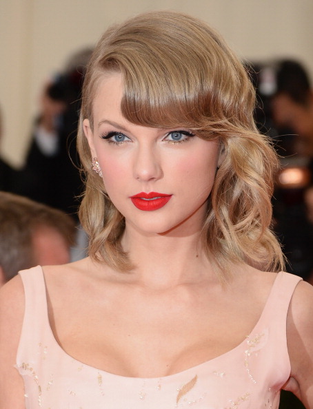 54ee9c395db2c_-_sev-a-taylor-swift-red-lip-de